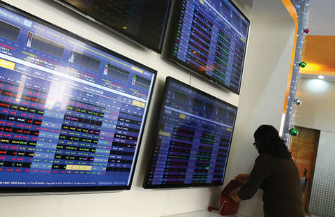 VN-Index trades lower as blue chips slide