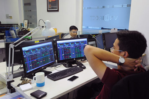 VN Index retreats on selling pressure