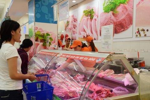 Retailers support pig farmers as prices plummet