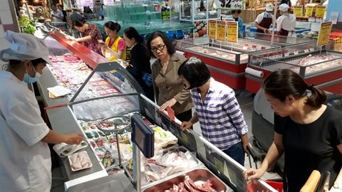Firms stop pork import, buy local