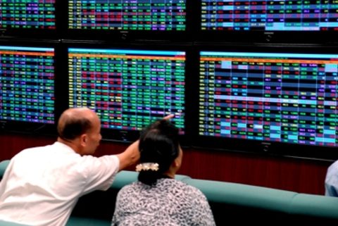 VN stocks advance, bolstered by ROS and banks