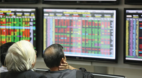Shares remain flat; ROS, banks, energy firms decline