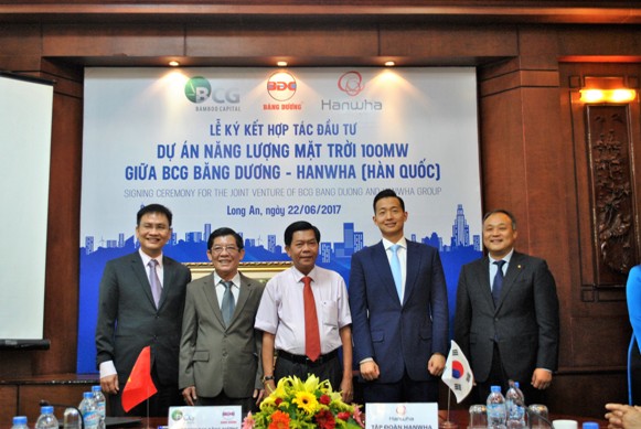 BCG Bang Duong Joint Operation signing investment cooperation agreement with Hanwha Group in Long An