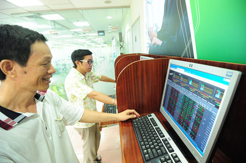 VN Index falls on heavyweight shares