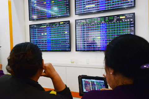 VN Index recovers on investor bottom-picking