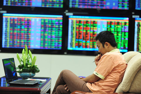 Stocks decline on pessimistic investor sentiment