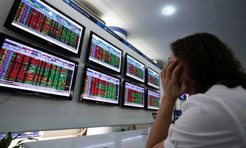 VN shares fall on intraday profit-taking