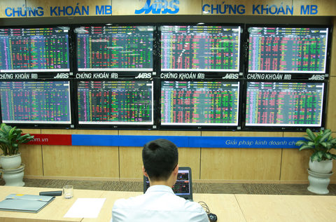 Shares rise amid growing caution