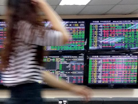 VN Index drops from 10-year high