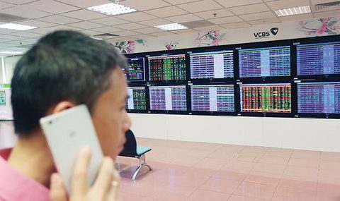 VN stocks trade negatively amid investor caution