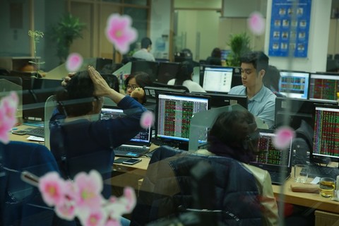 Shares fall on market volatility fears