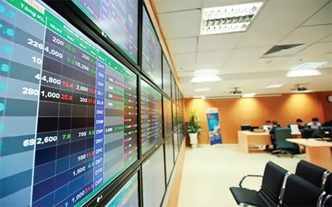 VN Index up on large-caps, brokerages
