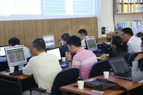 VN stocks up on insurance, finance; banks hit by profit-taking