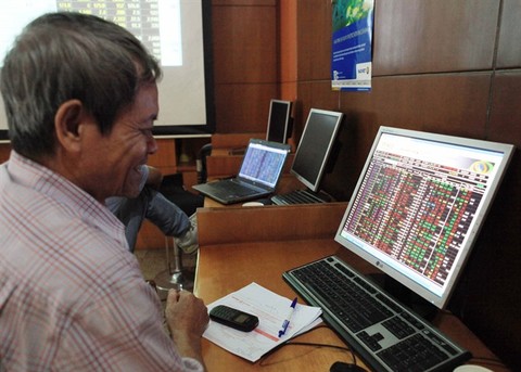 Brokerage stocks push VN-Index up