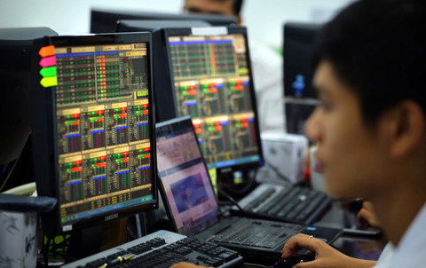 Shares gain on finance stocks