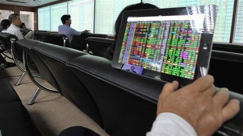 VN stocks fall on investor caution
