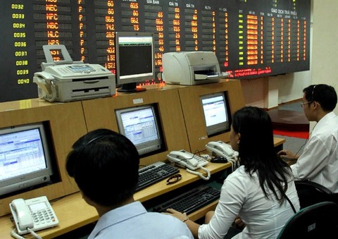 VN stocks fall on US rate hike