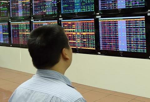 Energy, bank shares boost bourses