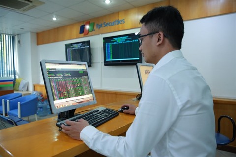 VN stocks mixed, energy gains