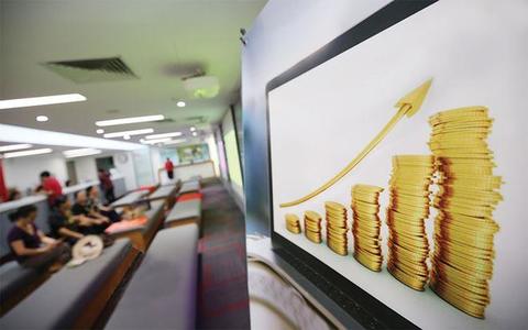 Banks, energy firms drive market up