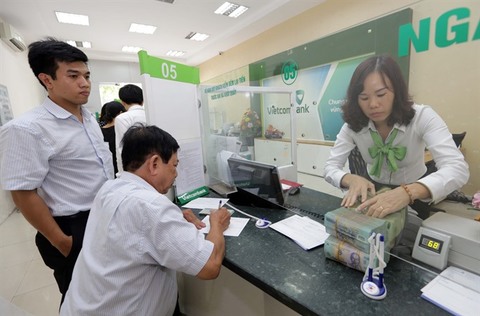 VN stocks lose steam on late sales