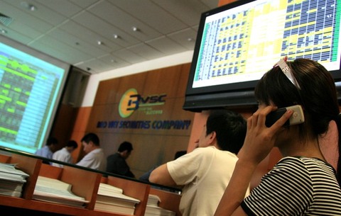 VN stocks advance despite investor concerns