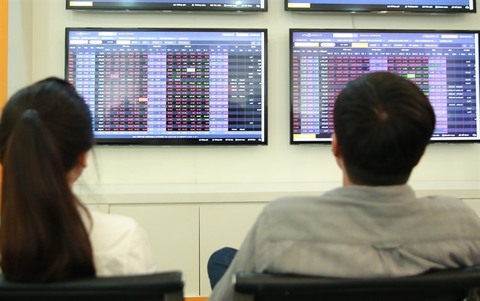 Viet Nam shares recover after sharp global falls