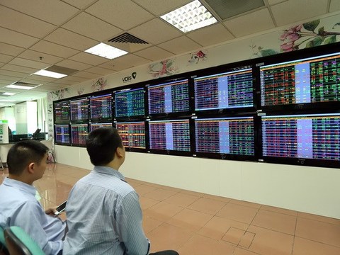Shares recover on banking stocks