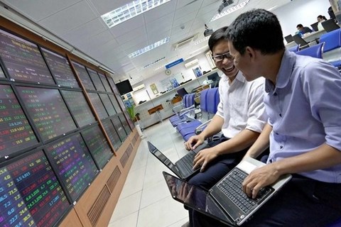 Banks gain, helping the VN-Index inch up
