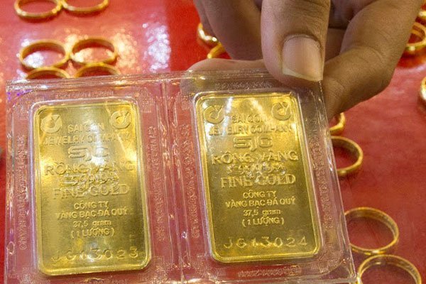 HCMC residents rush to buy gold