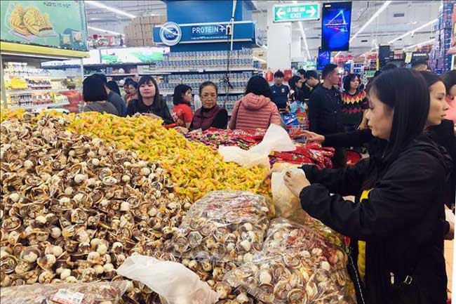 Consumer spending surges, product prices remain stable before Tet