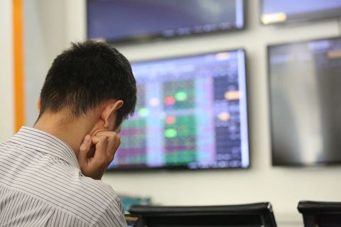 VN stocks up on financial firms and banks