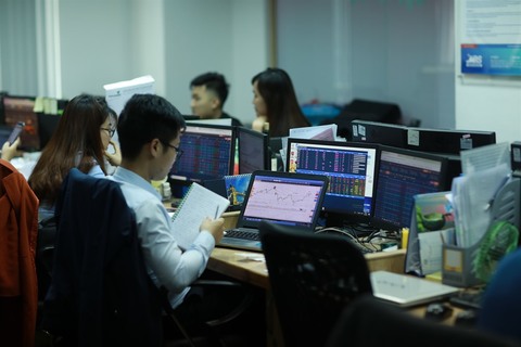 VN stocks fall amid continued worries about global trade