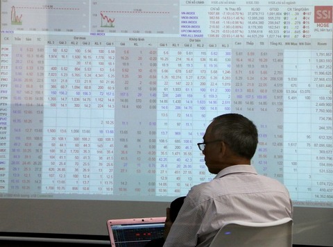 VN stocks suffer heavily from strong selling