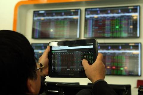 VN stocks slide as lack of information hits large-caps