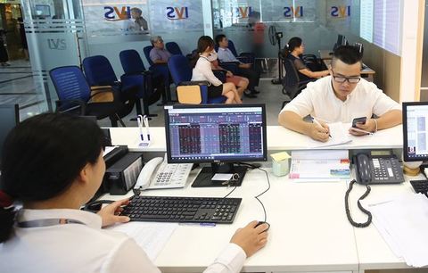 VN stocks inch up amid market caution