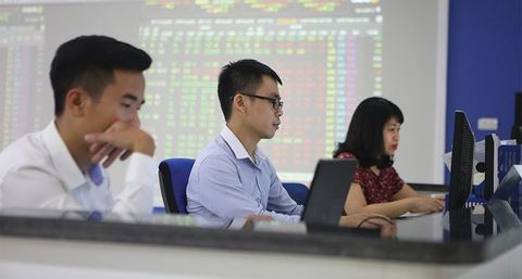 VN stocks inch up before the national holidays