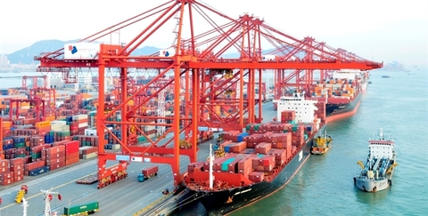 Viet Nam’s trade surplus narrows in first four months of 2019