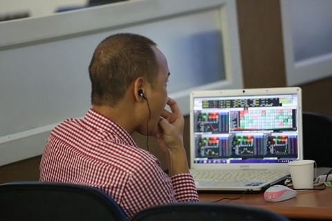 VN stocks retreat from early growth on risk fears