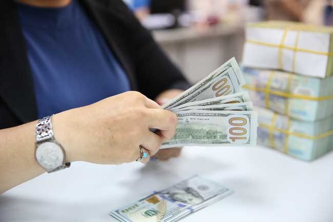 Greenback soars to over VND23,400