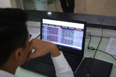 Shares advance for second day on foreign buying