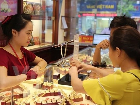 Gold prices soar to 6-year high on geopolitical factors, weak dollar