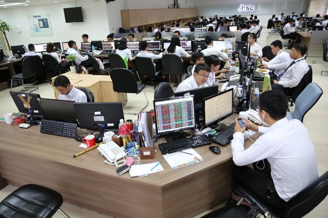 Main index falls at year-end session