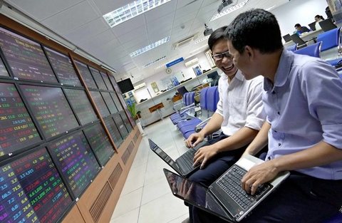 Banks support the VN-Index, caution remains