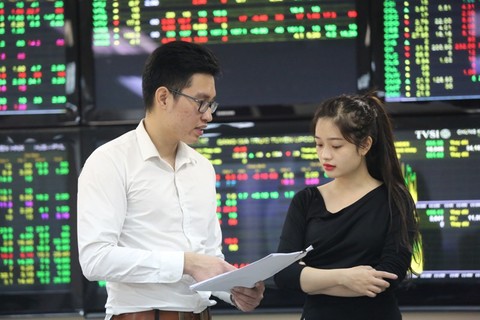 VN stocks lifted by banks