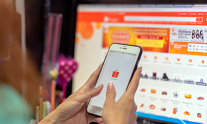 E-commerce competition flares up as holiday shopping season begins
