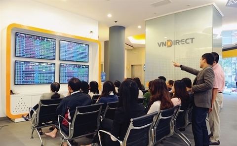 VN stocks decline as market sentiment remains poor