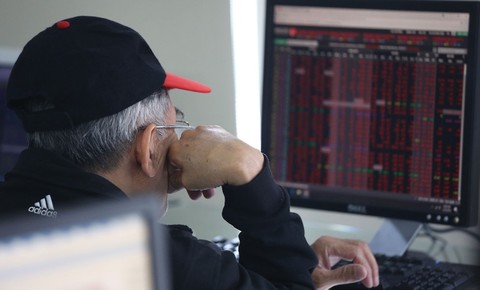 VN-Index up slightly, market trading quiet ahead of year-end