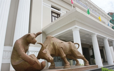 VN stocks advance for third day