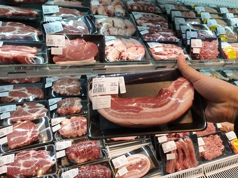 Pork price dives under VND75,000 per kilo
